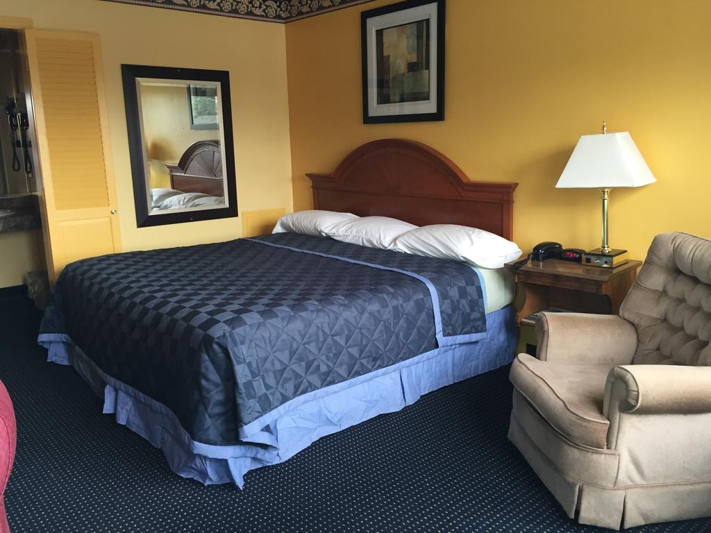 Norwalk Inn Room photo