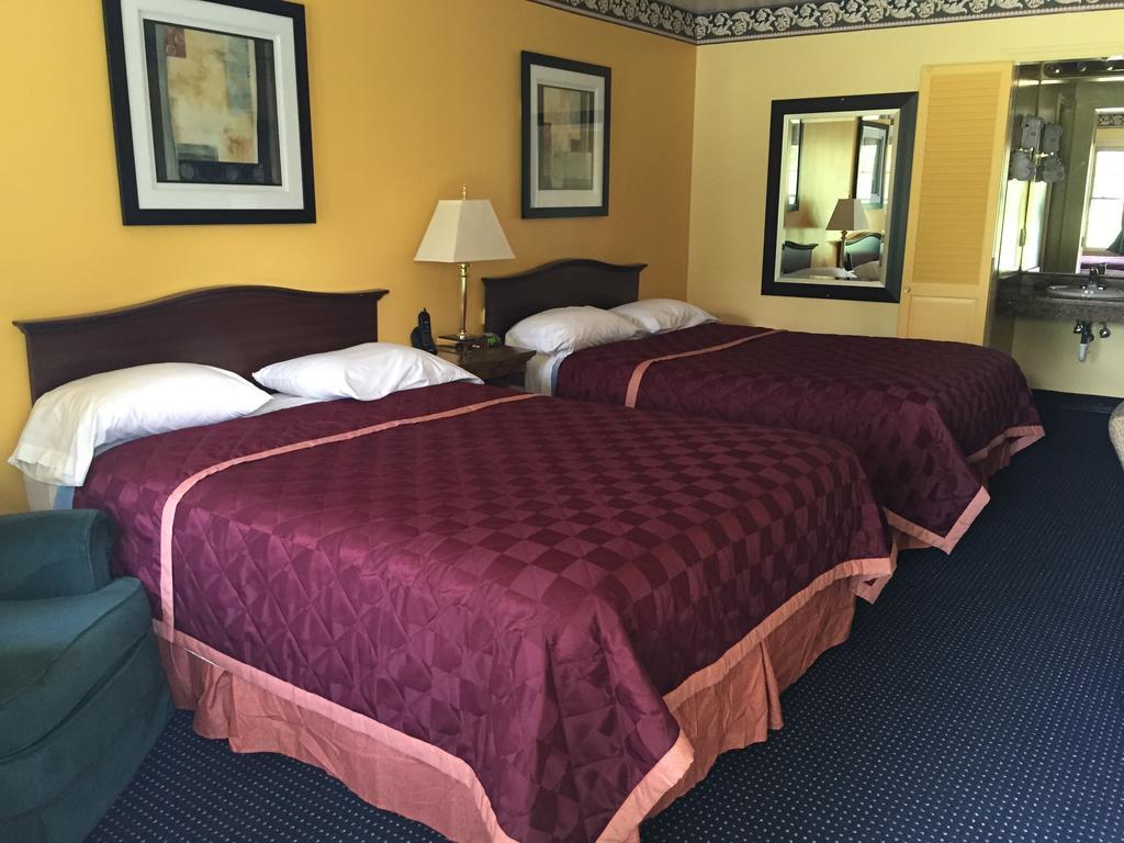 Norwalk Inn Room photo
